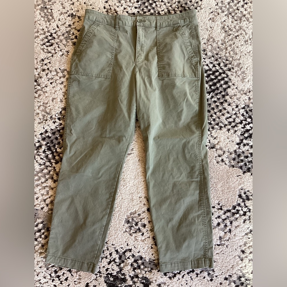 Old Navy high waisted pants -SZ 14
Waist 17.5”
Inseam 26”